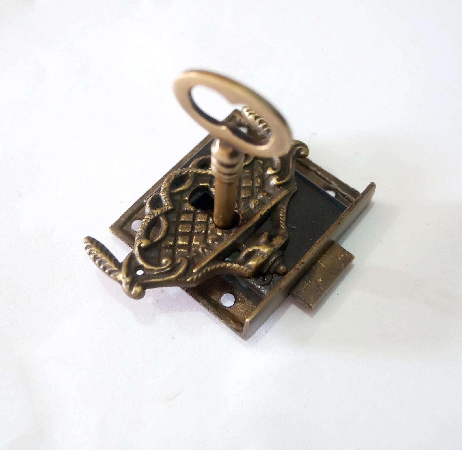 Set Vintage Victorian CURTAIN Key Hole with Brass SKELETON KEY