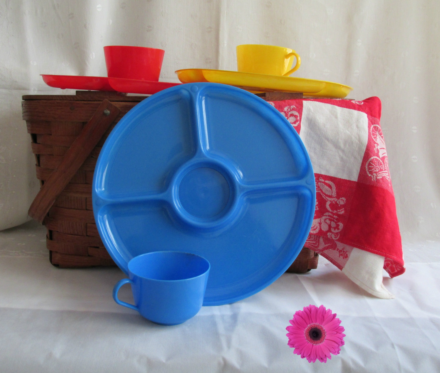 Mid Century Modern Wood Picnic Basket Plates Cups Towel Outdoor