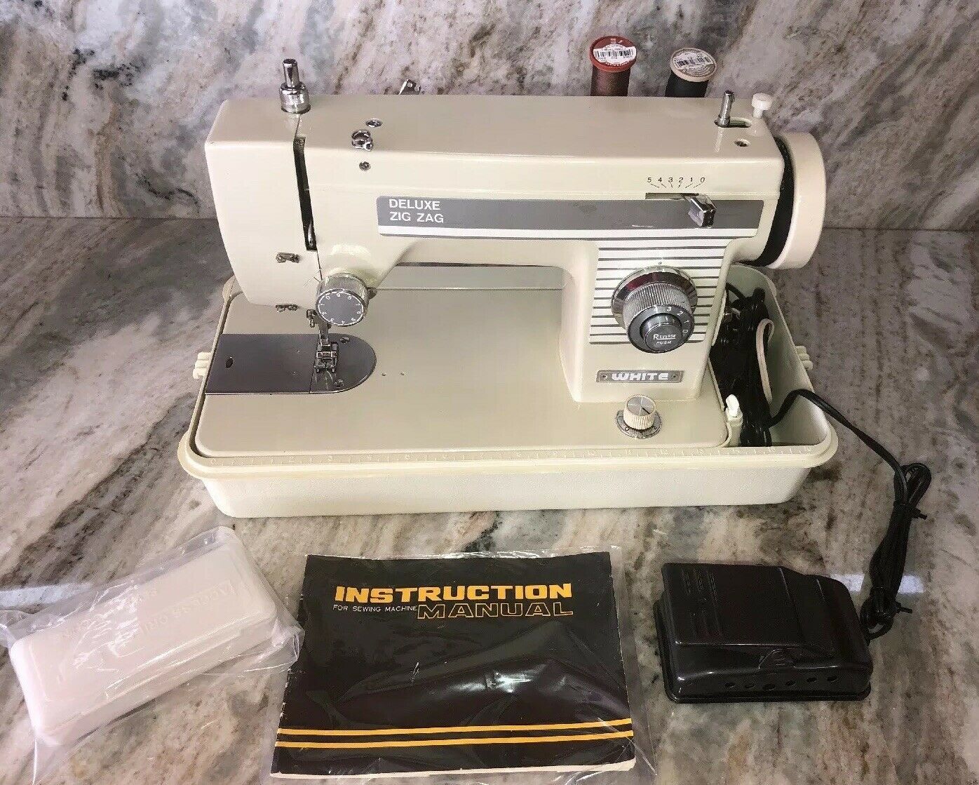 WHITE Deluxe Zig Zag SEWING MACHINE Very Clean Fully Serviced