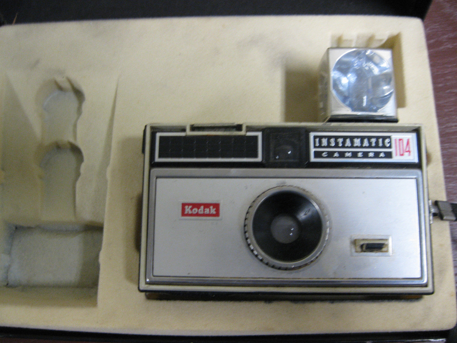 Kodak Instamatic 104 Camera w/Flash Cube & Original Box 136XF Other