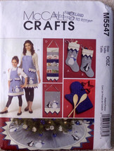 Christmas Aprons Stockings Christmas Wall hangings Tree Skirt Oven Mitts McCalls - $12.00