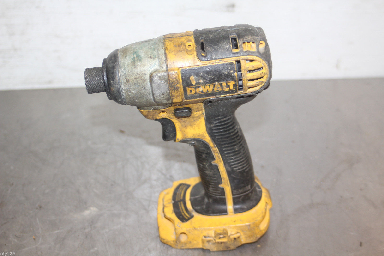 DEWALT 18 Vインパクトドライバー1/4インチ工具専用 (DC 825 B