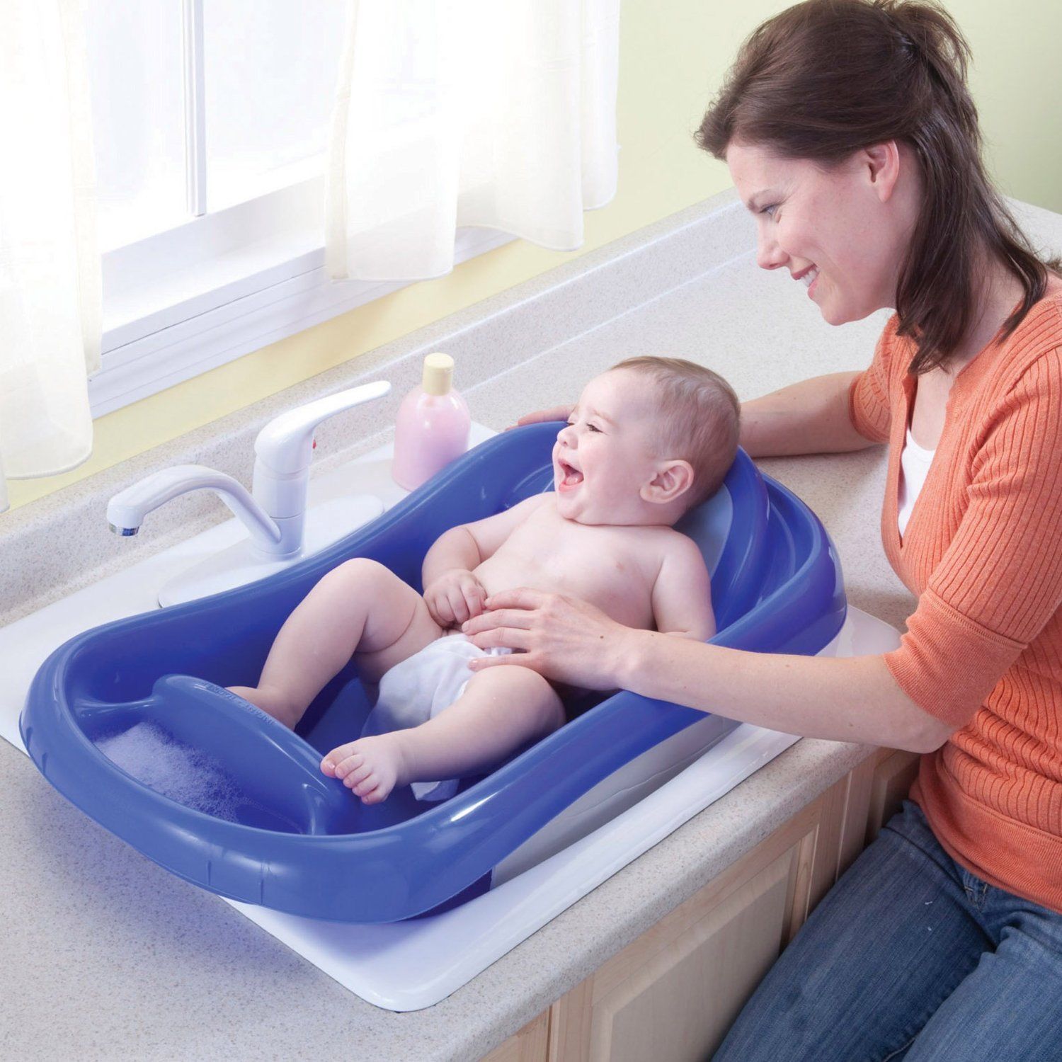 Температура для купания новорожденных в ванночке. Ванночка для новорожденных. Ванночка для купания новорожденного. Ванночка для подмывания малыша. Пуканье новорожденного.