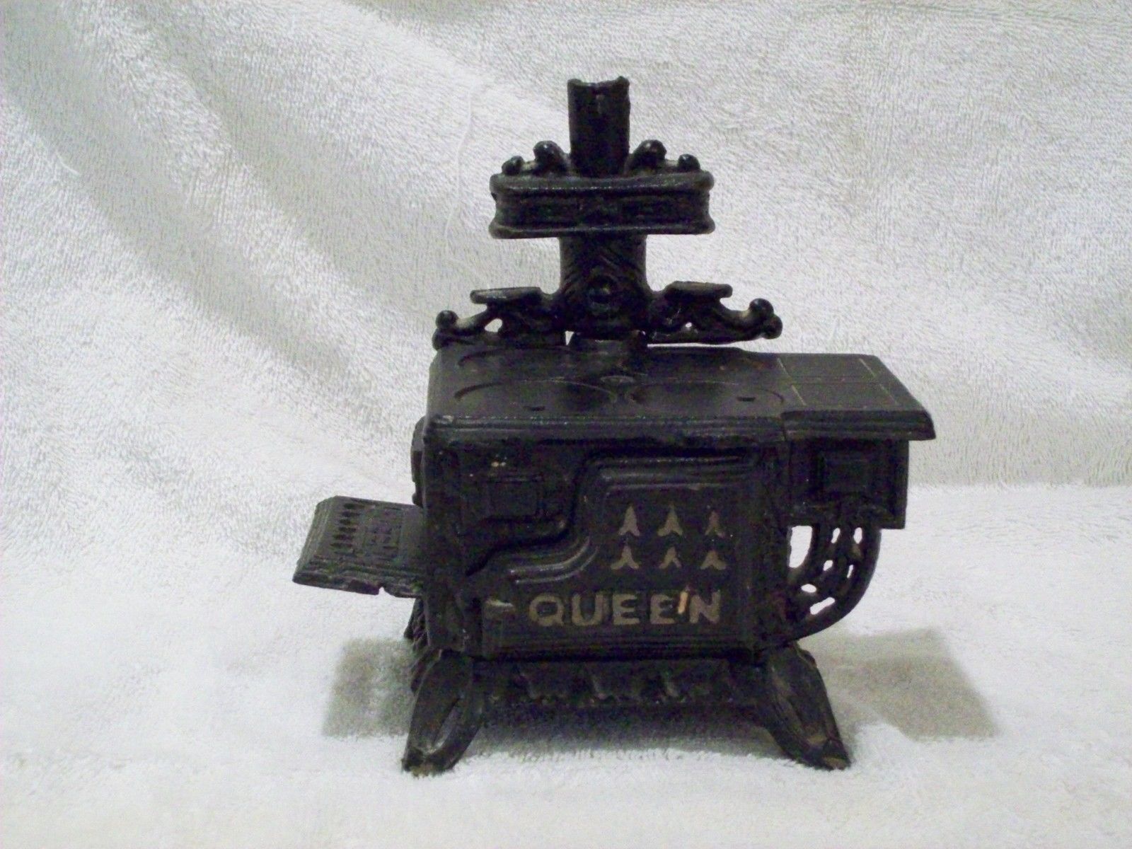 VINTAGE ORIGINAL CAST IRON MINIATURE TOY STOVE QUEEN ARDCO Cast Iron