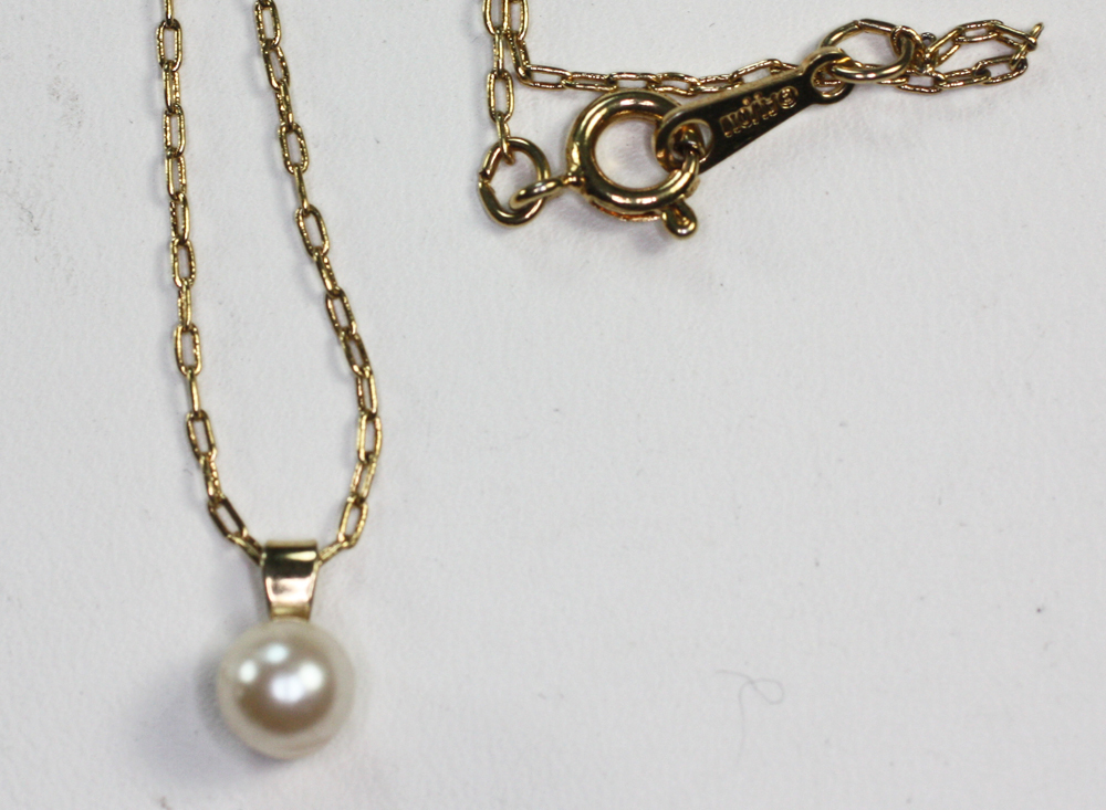 Avon Faux Pearl Pendant Necklace Gold Tone Chain - Necklaces & Pendants