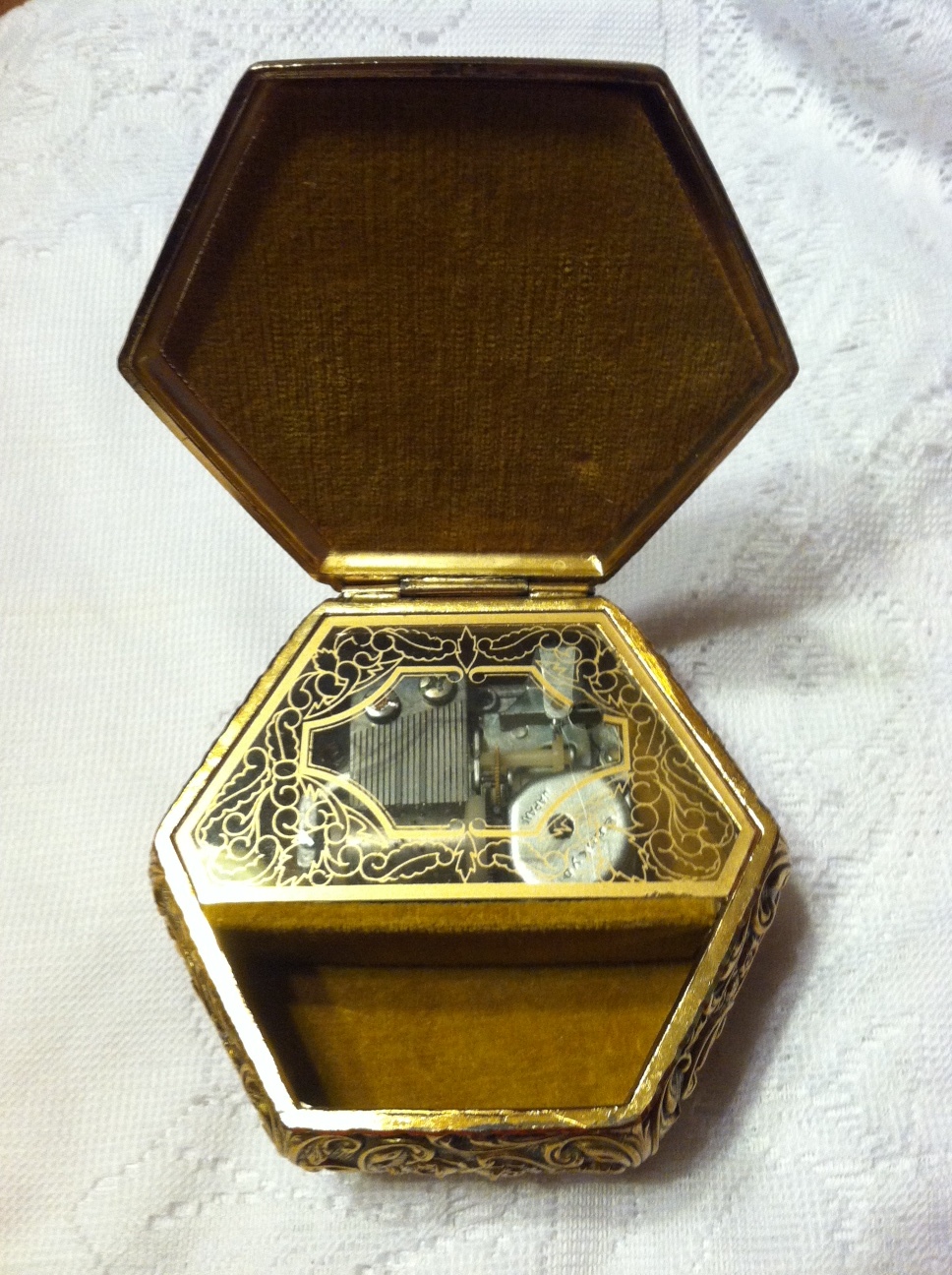 Vintage Sankyo Music Box Ornate, Ornate Gilt Style Cloth Tapestry Top