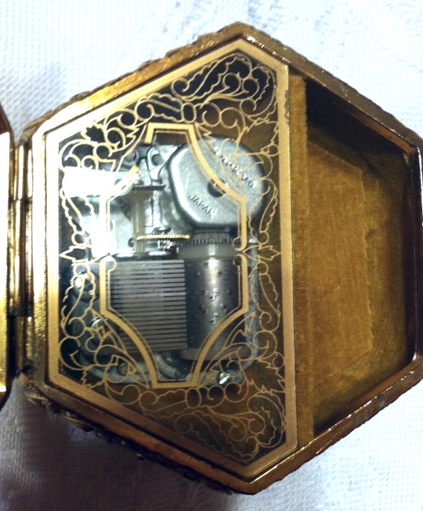 Vintage Sankyo Music Box Ornate, Ornate Gilt Style Cloth Tapestry Top Jewelry 19401970