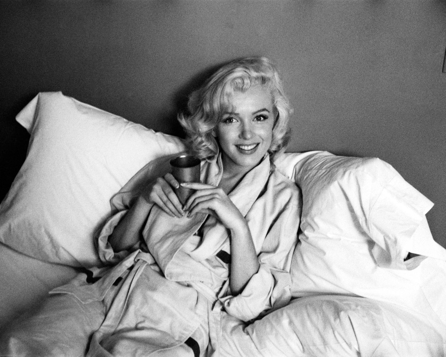 Marilyn Monroe on Her Bed Candid Photo - Movies