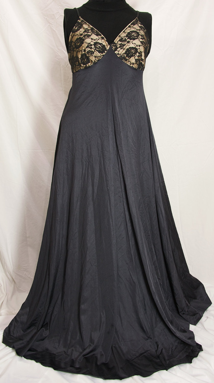 Vintage 1950s LeVoy's Black and Nude Lace Negligee with Matching Robe ...