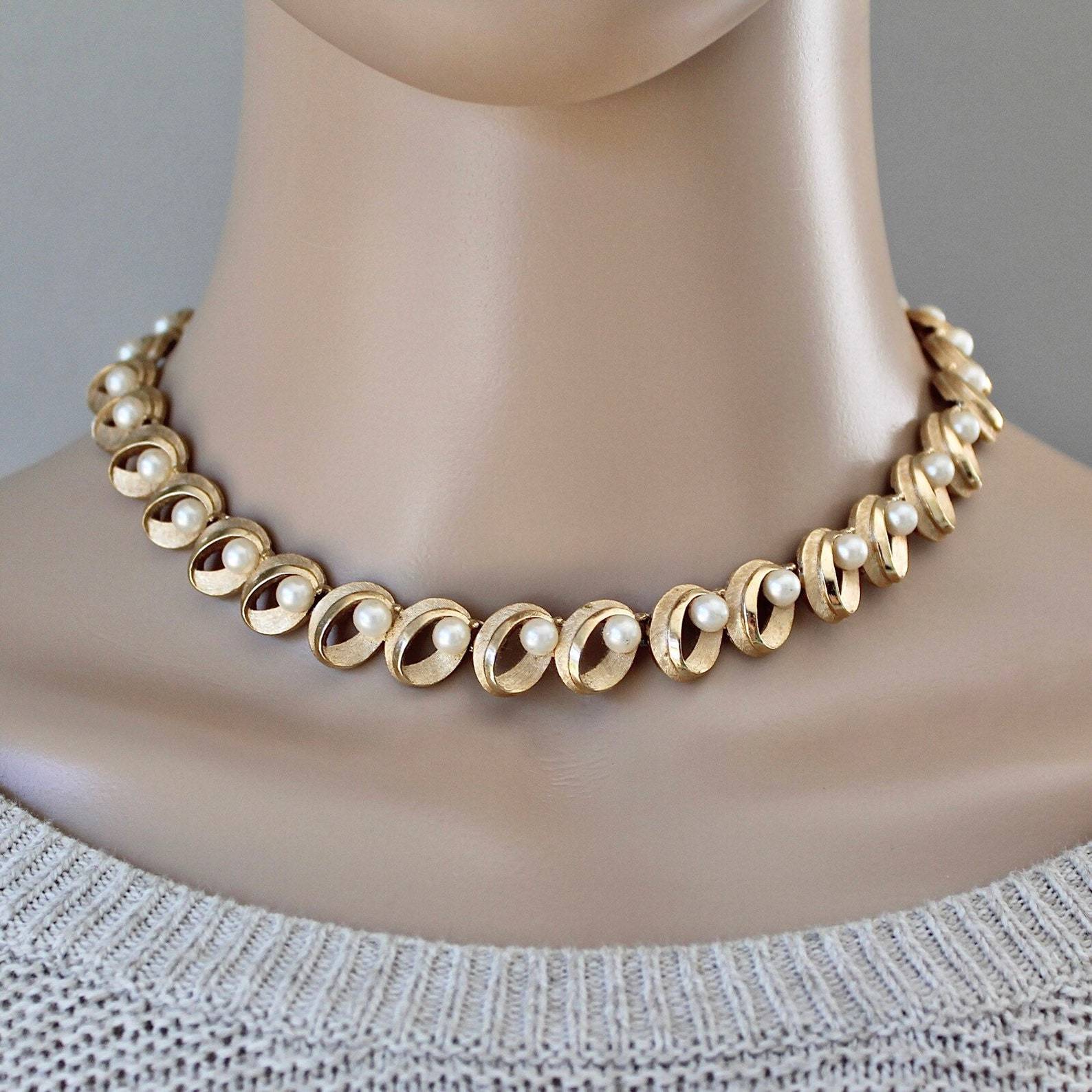 Vintage Jewelry 1960s Trafari Gold Tone Oval Links Faux Pearl Collar