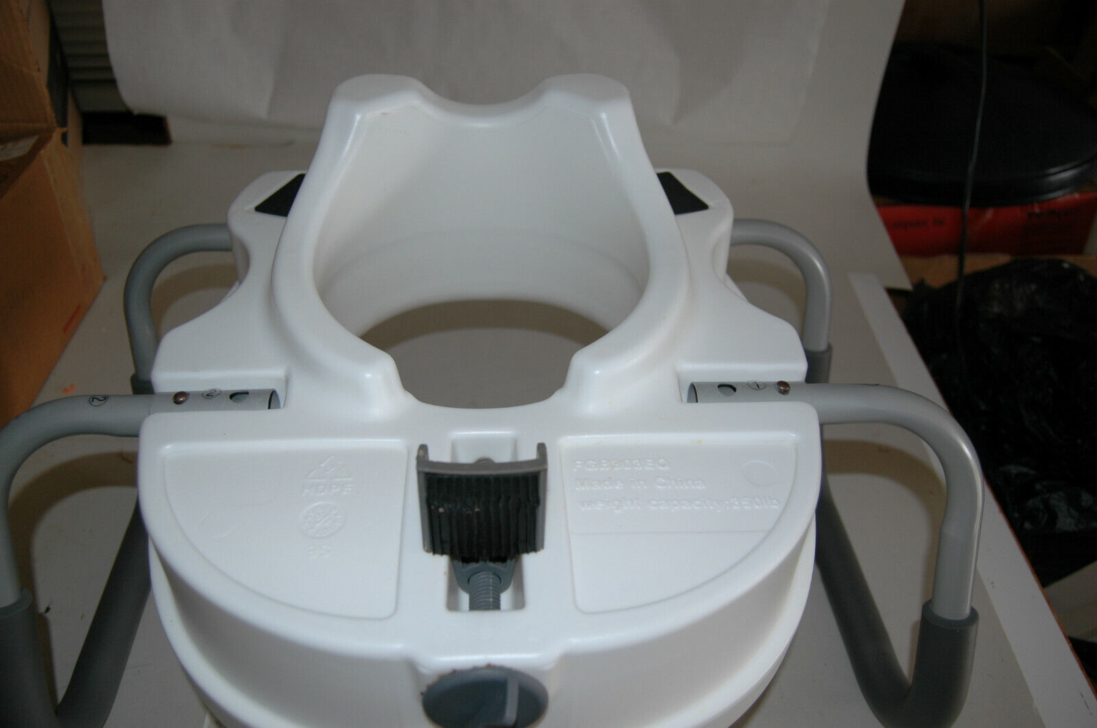 Equate Locking Raised Toilet Seat w/adjustable comfort Handles, White