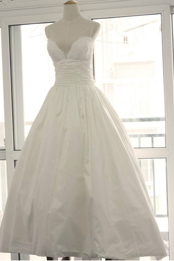 Vintage Spaghetti-Straps V-neck Floor-length Ball Gown Wedding Dress with Appliques Lace and Tulle