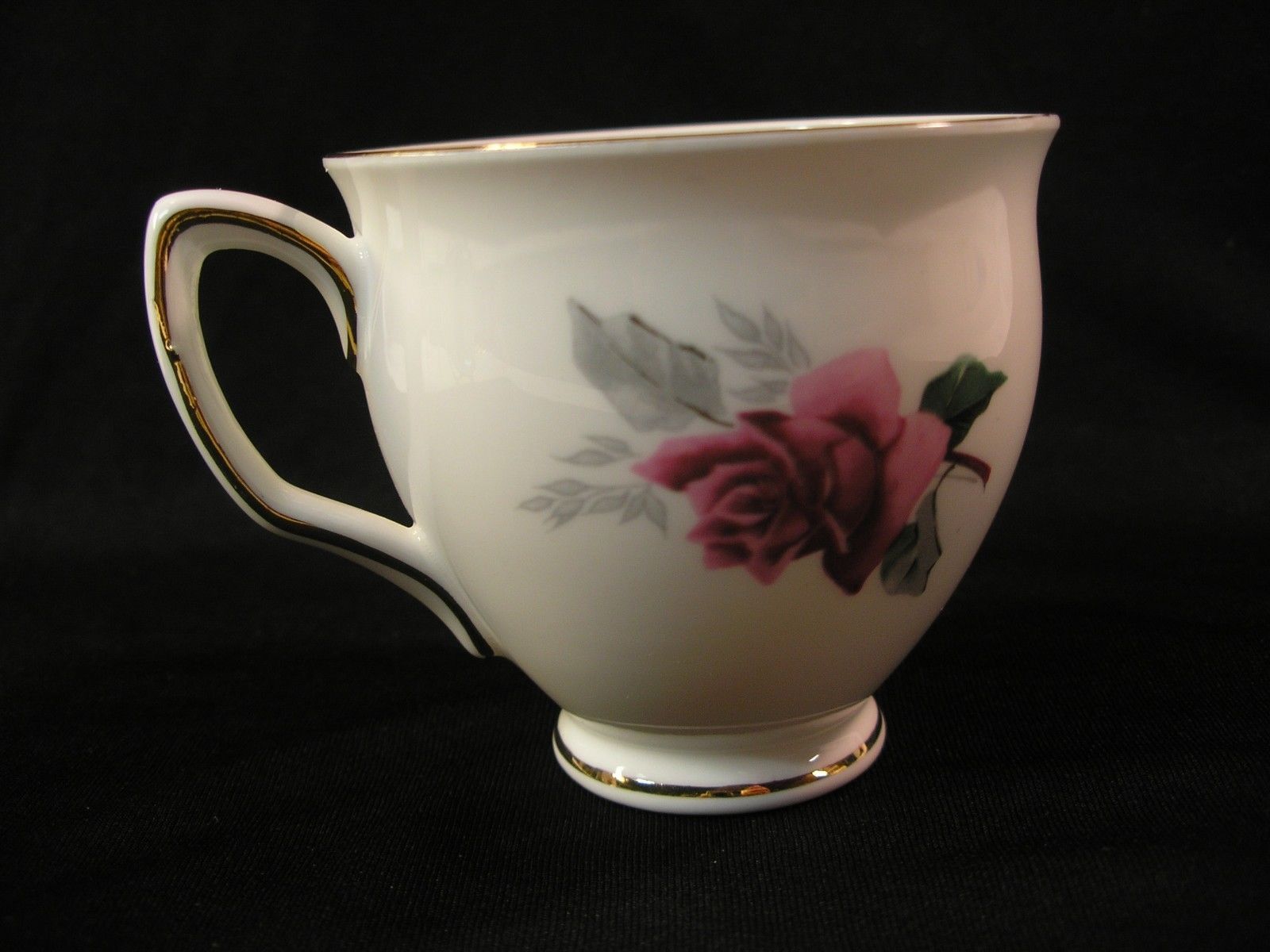 beautiful-vintage-duchess-bone-china-red-roses-tea-cup-saucer-made-in