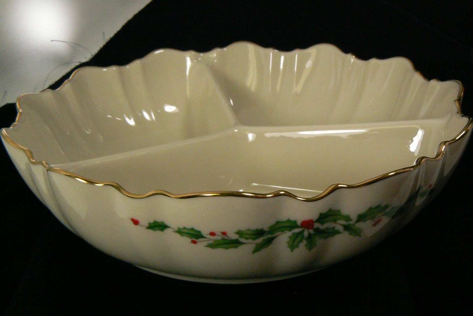LENOX HOLIDAY PORCELAIN DIVIDED CHRISTMAS RED HOLLY BERRIES SERVING