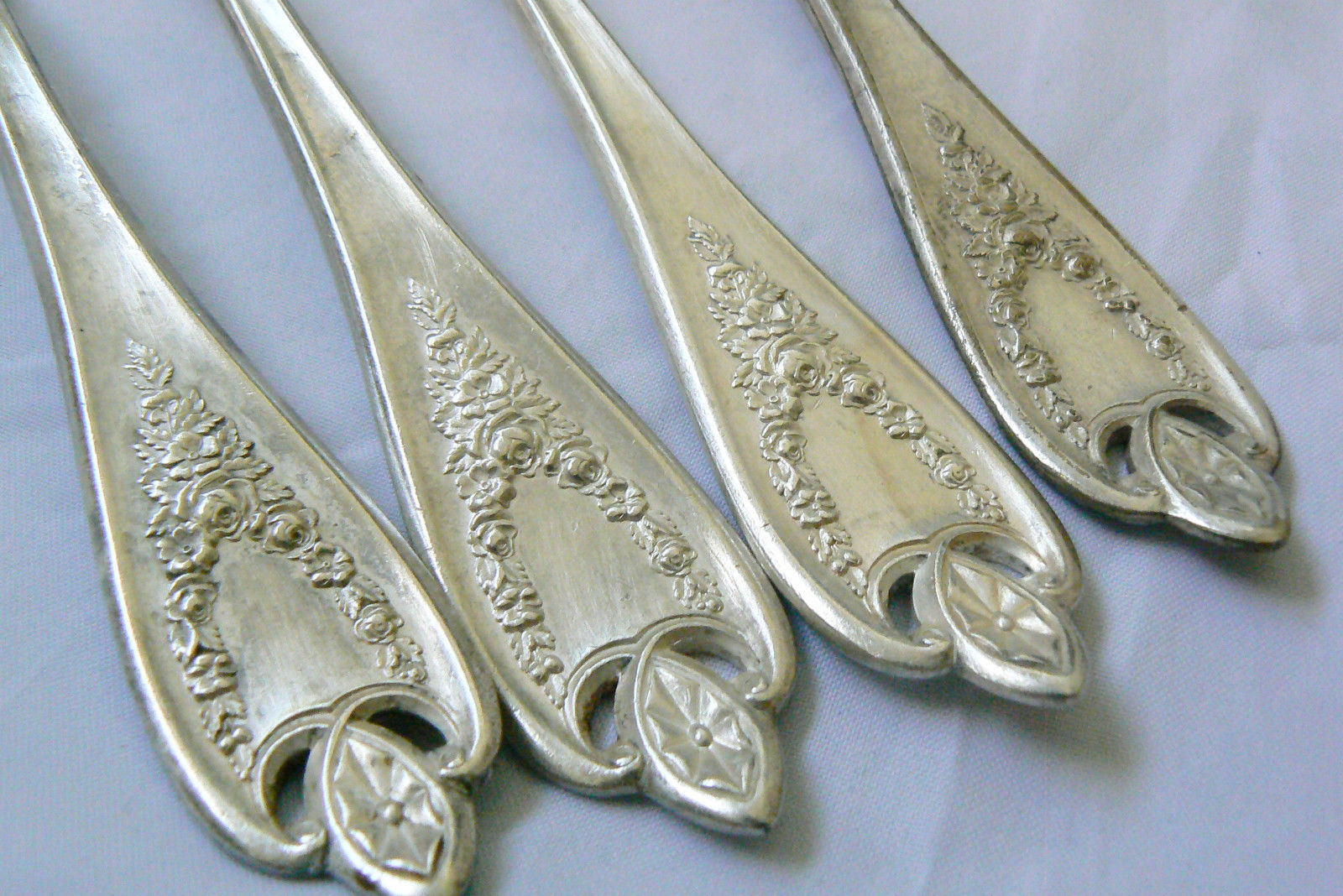 Rare set of 4 1847 Rogers Bros hallmark Old Colony Silver plate Dinner