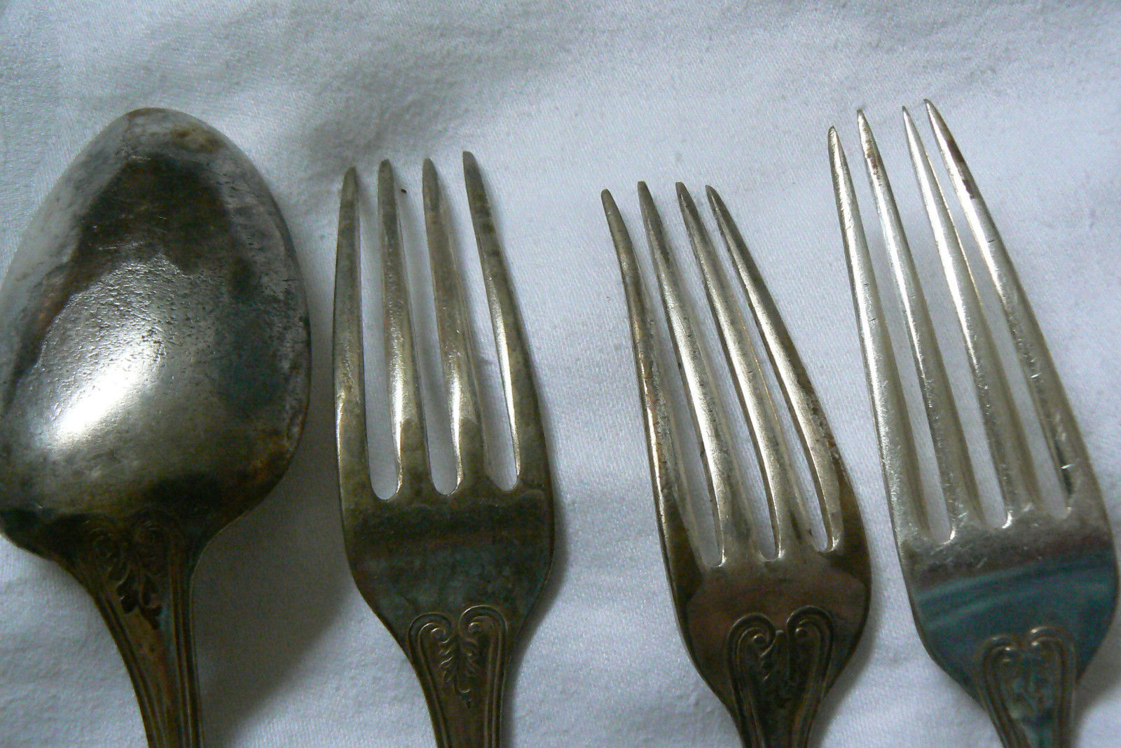 VTG set of 4 1847 Rogers Bros hallmark Silver plate Dinner Forks & Table Spoon Flatware