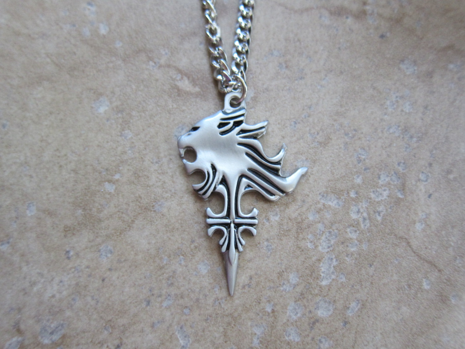 Final Fantasy VIII Griever Squall Leonhart sleeping lion heart necklace