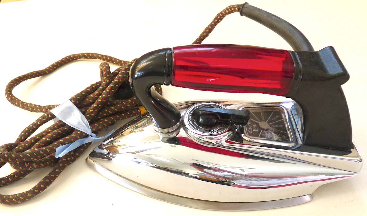 Vintage electric American beauty iron red lucite bakelite Art Deco 1940 1950 Irons