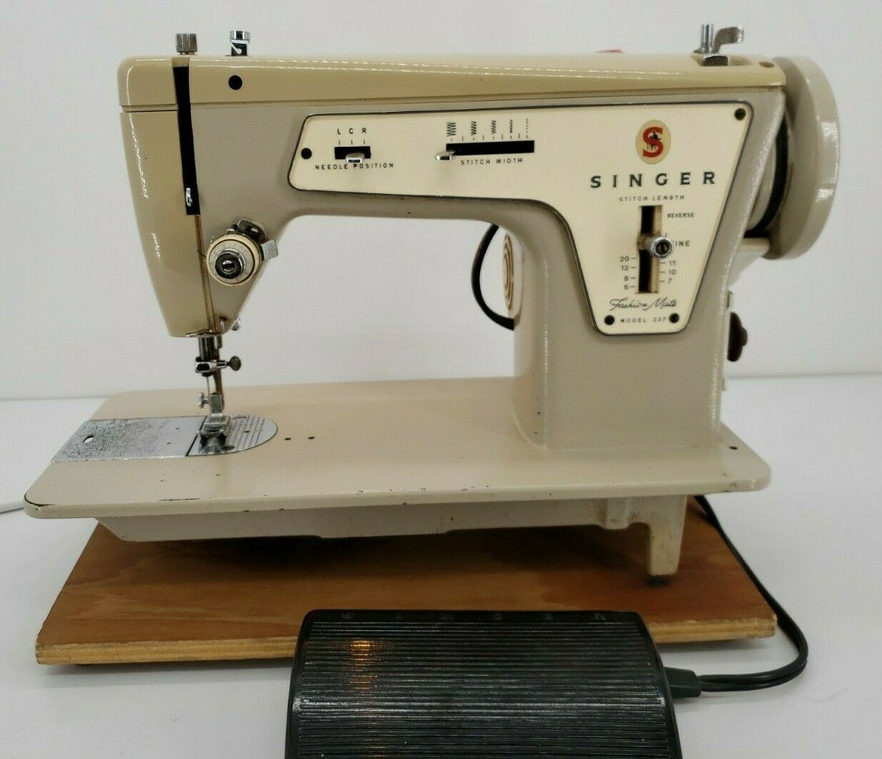 Vintage Singer 237 Fashion Mate Sewing Machine with Pedal - Machines