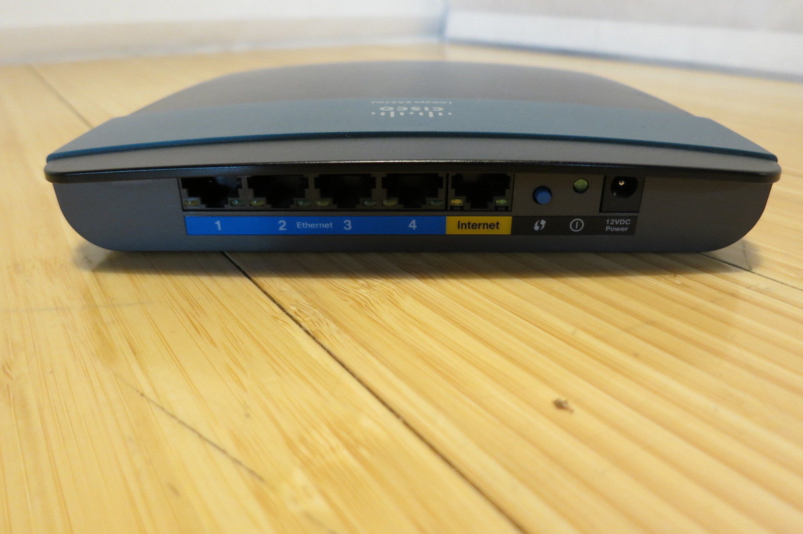 CISCO Linksys EA2700 4Port Gigabit Wireless N Router Wireless Routers