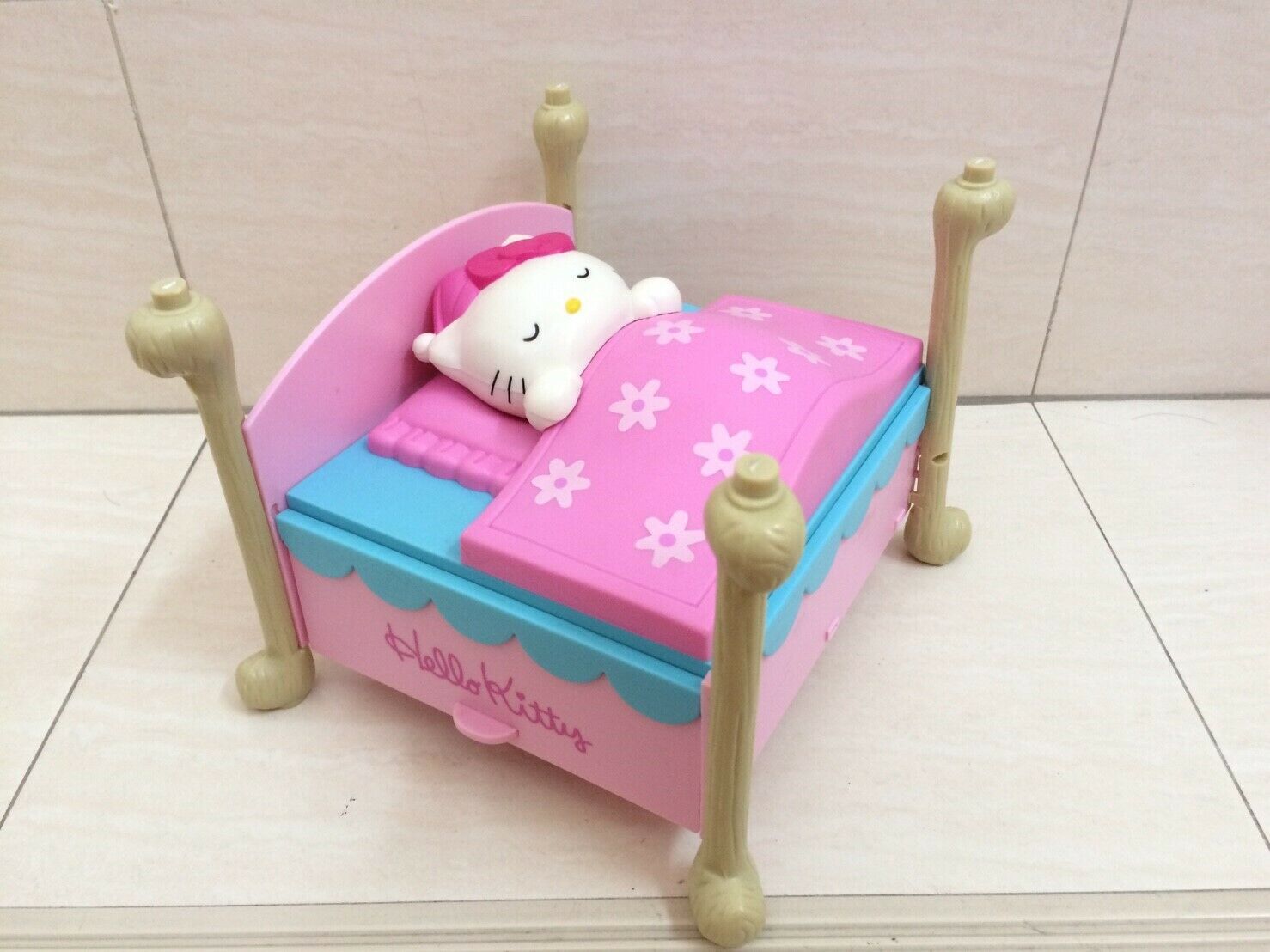 Sanrio Hello Kitty Sleep on Bed CD or Accessory Box. Pretty, RARE