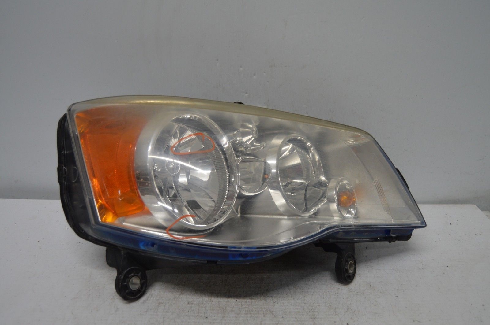 2003 CHRYSLER TOWN AND COUNTRY RIGHT HEADLIGHT HEADLAMP ASSEMBLY AS22#006 - Tail Lights 2003 Chrysler Town And Country Headlight Bulb