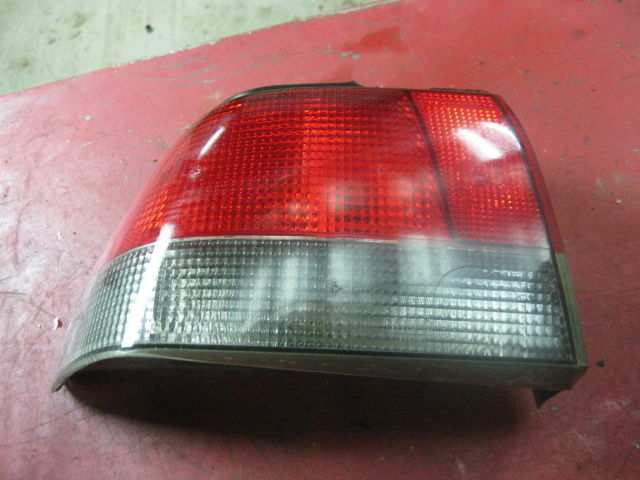 01 02 03 Hyundai Elantra Sedan Left Drivers Side Tail Light OEM