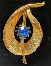 Vintage Gold Tone Flower Brooch Blue Faceted Glass Gem - $5.89