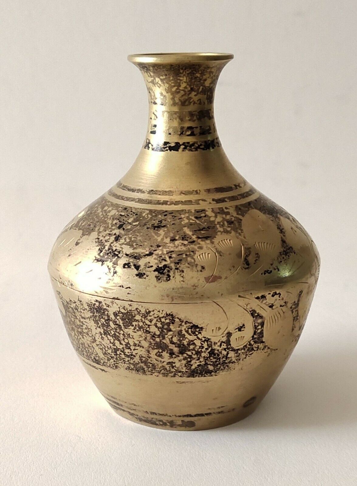 India Vintage Brass Vase Handmade Engraved Floral Motif Gjmi 57