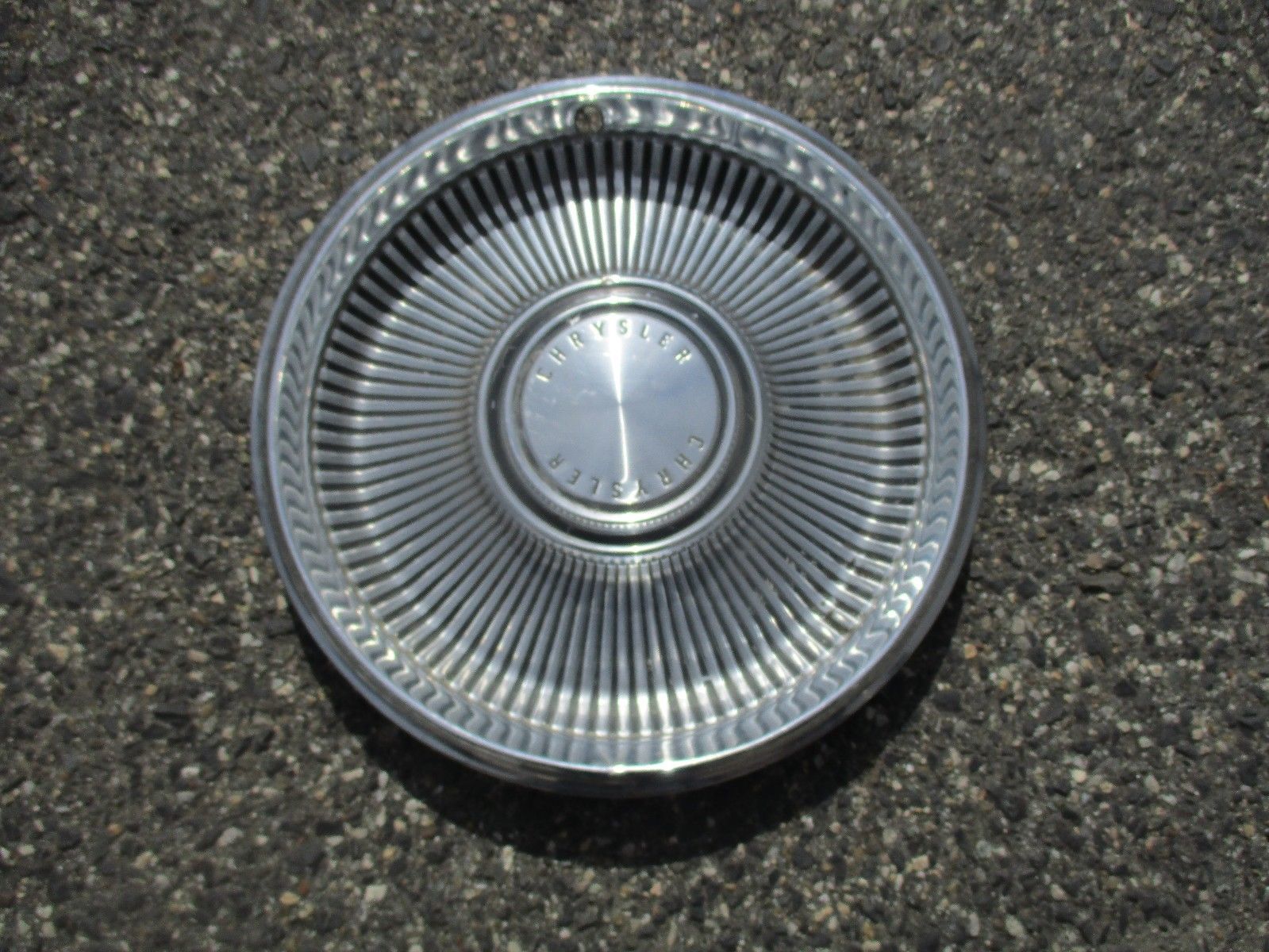 one 1991 1992 Chrysler New Yorker locking 14 inch wire spoke hubcap wheel cover