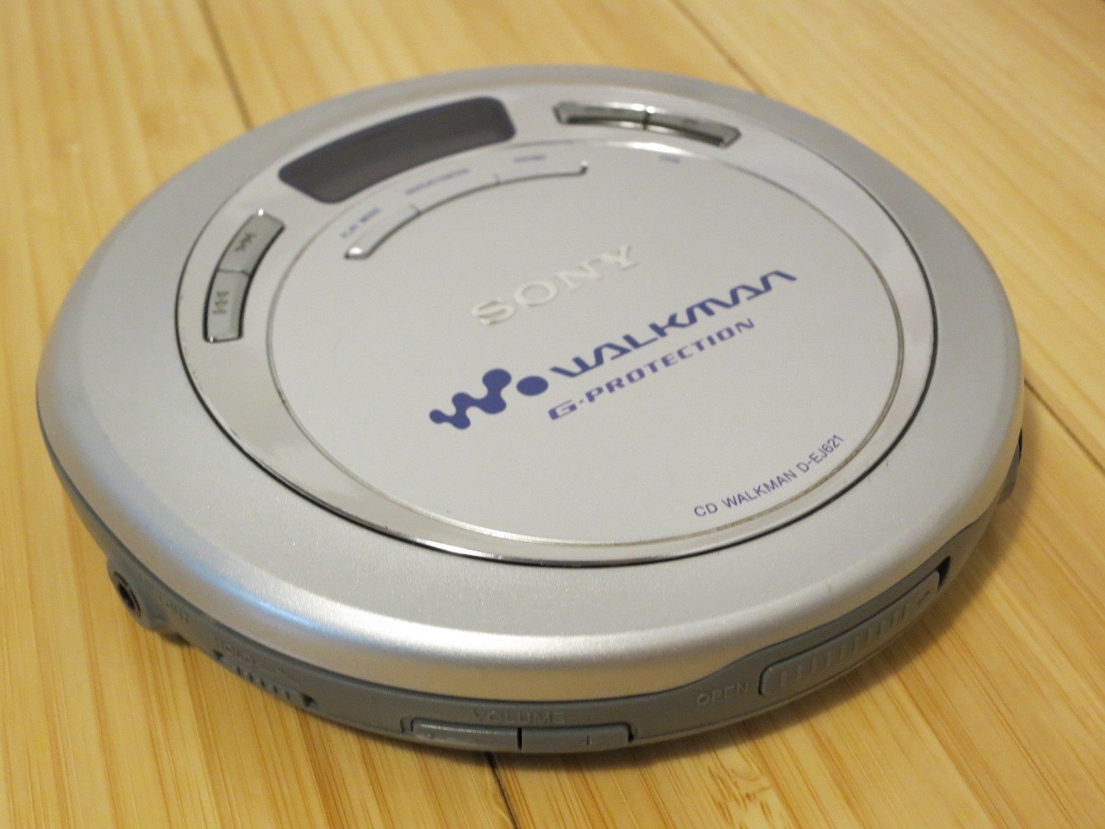 Плеер модели. Sony Walkman CD Player. CD плеер портативный Sony 2004. CD плеер карманный Walkman. Sony CD Walkman g-Protection Anti Shock.