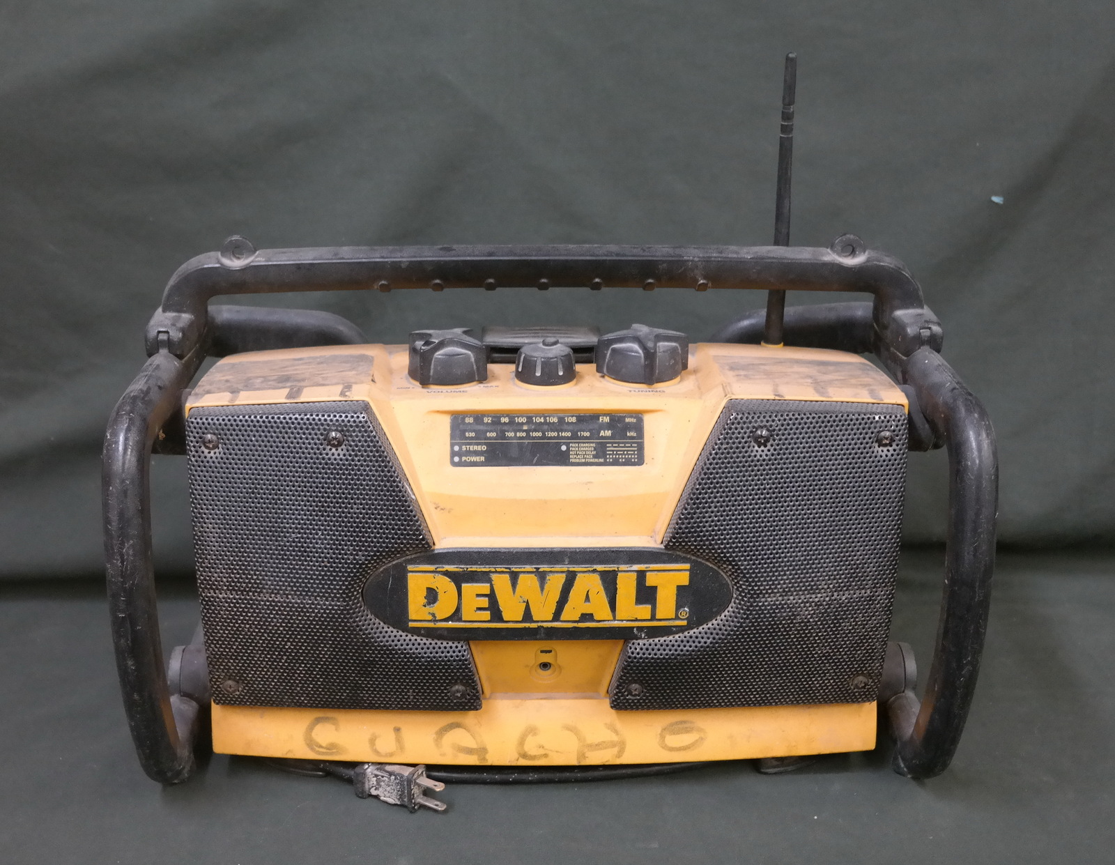 DeWalt DW911 Work/Job Site Radio Yellow Black TESTED! NO BATTERY