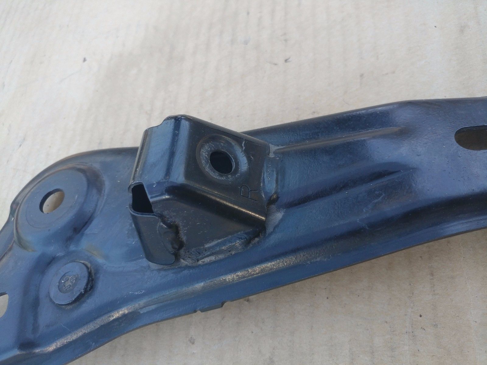 20122014 TOYOTA CAMRY REAR SUSPENSION SWAY BAR RIGHT BRACKET MOUNT