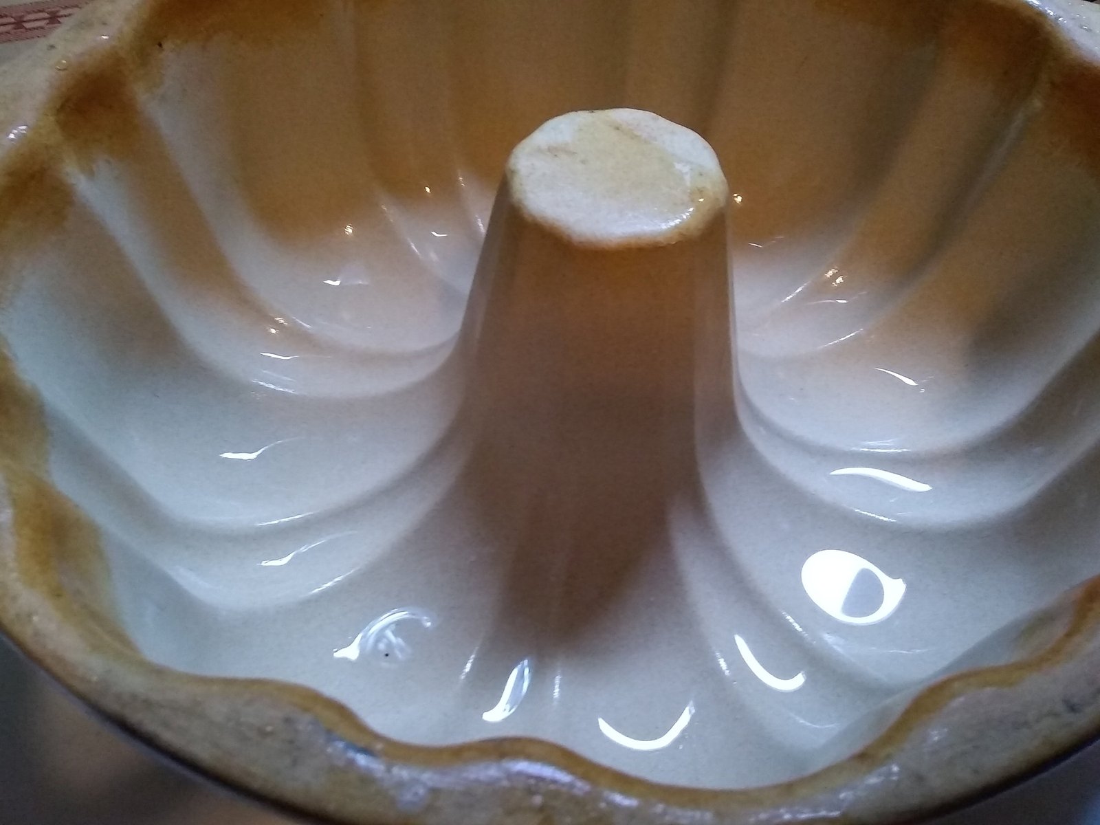 PAMPERED CHEF bundt pan Stoneware