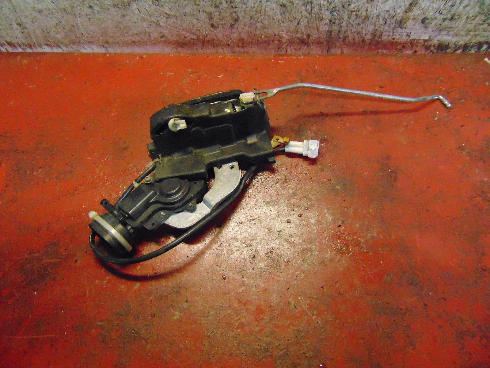 99 00 01 02 04 03 Chevy Tracker right front door latch & power lock