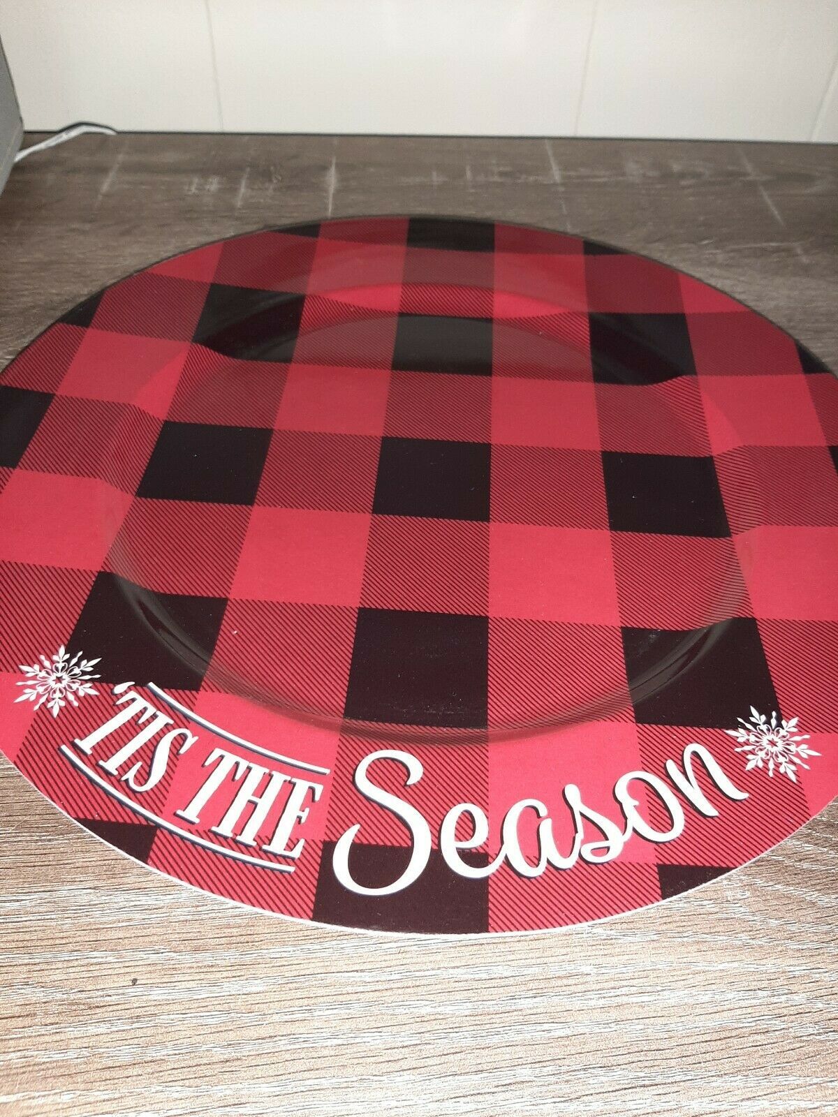 (1) Christmas Red And Black Plaid Charger Plate. Plastic. Tis The