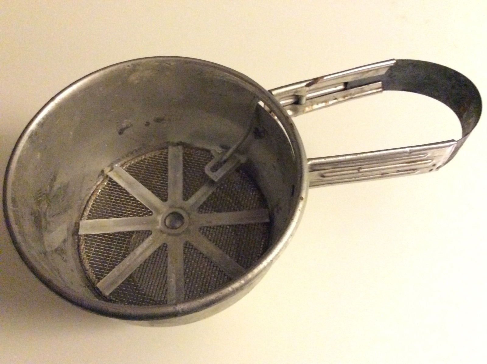 1950's Vintage Foley Hand Squeeze Flour Sifter 1 Cup Kitchen Tools