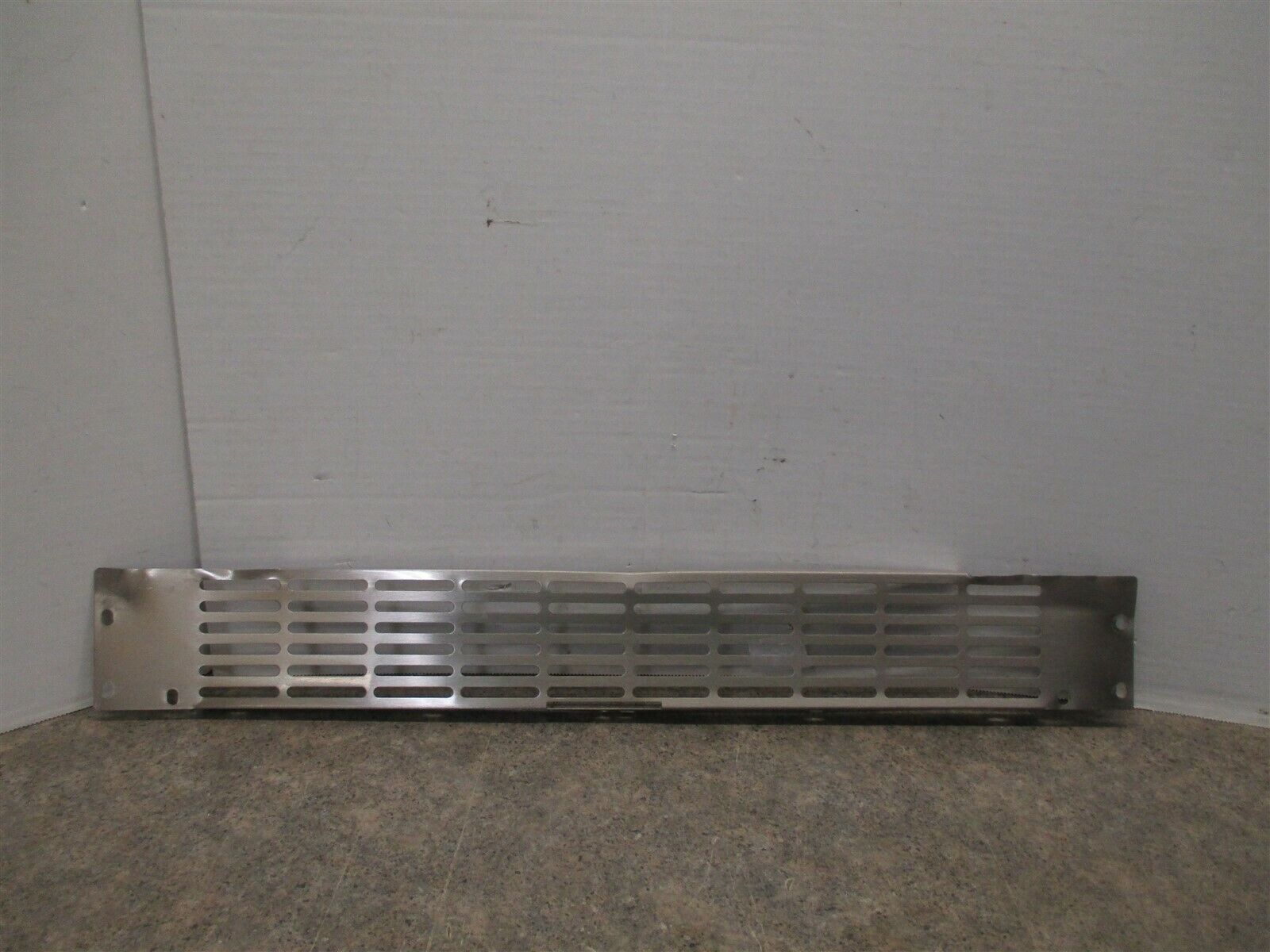 EDGESTAR WINE COOLER BOTTOM GRILLE (SCRATCHES/DENTED) PART DG221009.1