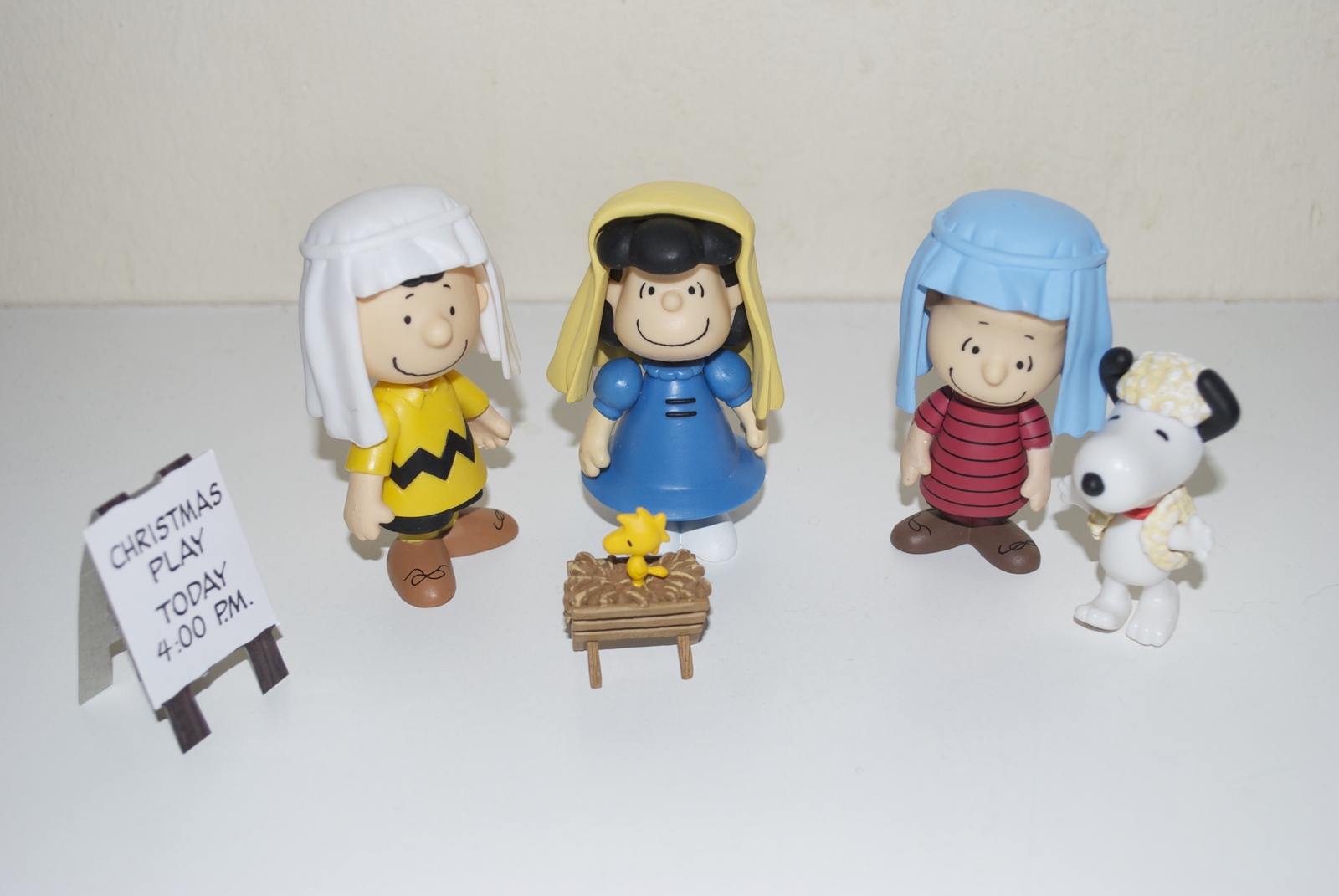 Peanuts Nativity Christmas Play Figures Set Charlie Brown Snoopy