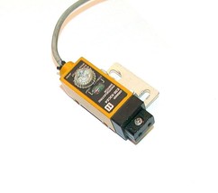 Omron Fiber Optic Amplifier Sensor W/BRACKRT 12-24 Vdc Model E3S-X3CE4 - $77.99