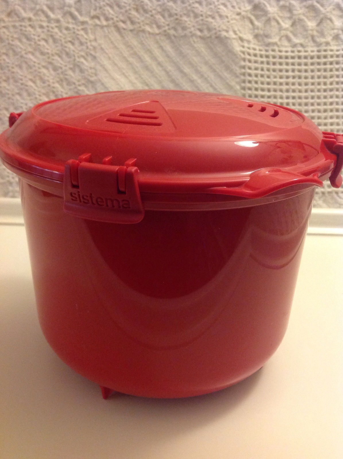 Sistema 2.75 Quart Microwave MultiCooker Pot Red w/ Spoon & Recipe