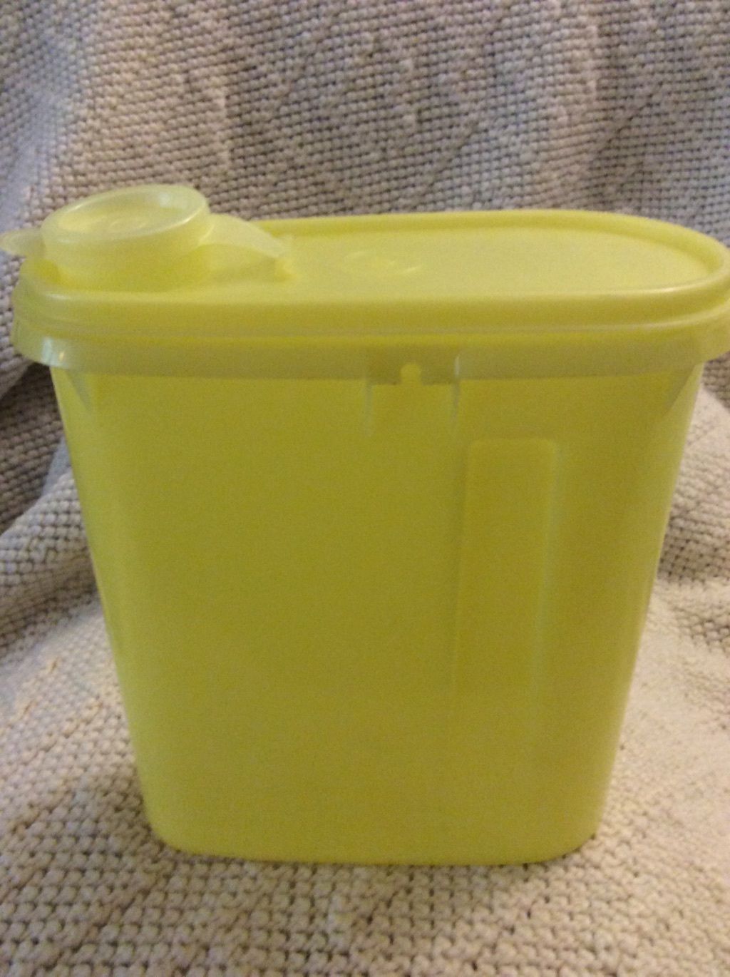 Vintage Tupperware Yellow 2 Qt Beverage Buddy Oval Pitcher w/o handle