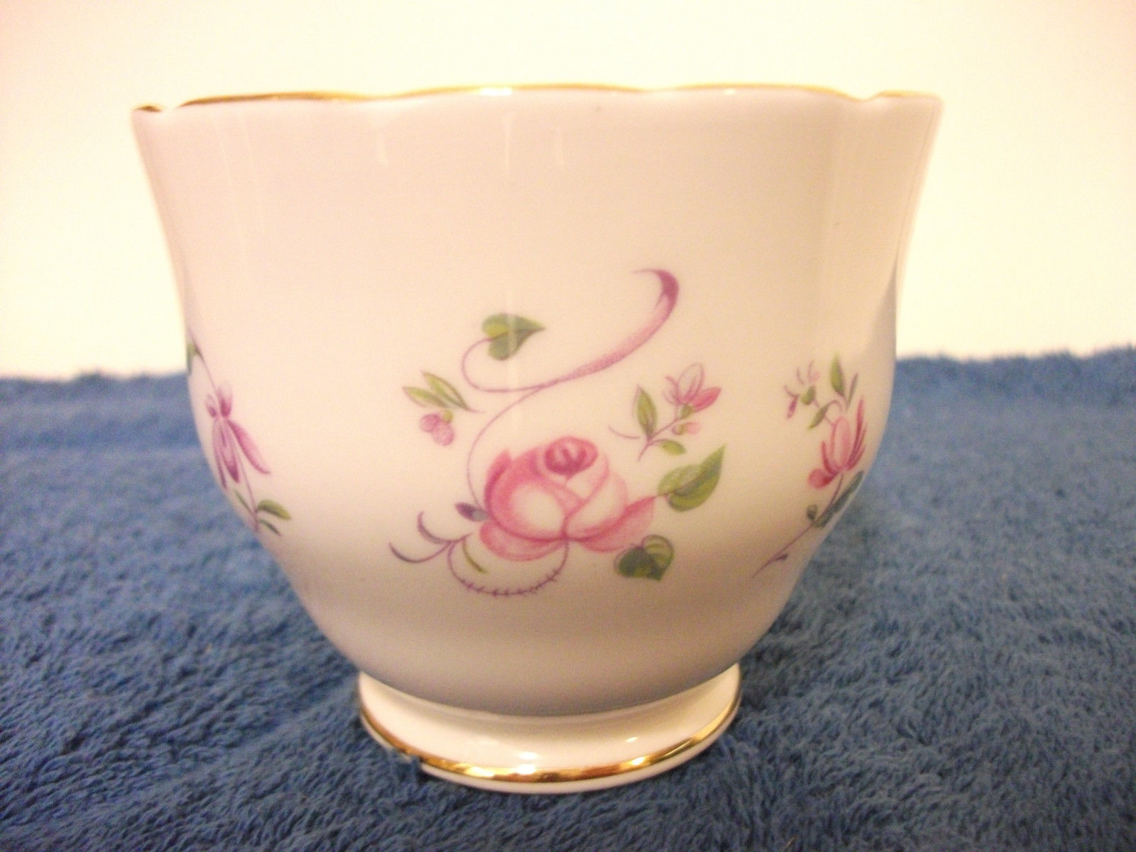 CROWN STAFFORDSHIRE FINE BONE CHINA TEACUP ROSE & FLOWER DESIGN MADE IN