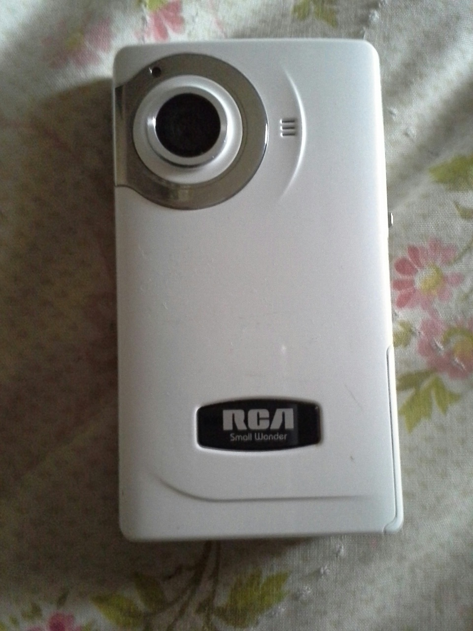 RCA "Traveler" Small Wonder EZ201A Digital Camera / Camcorder Camcorders