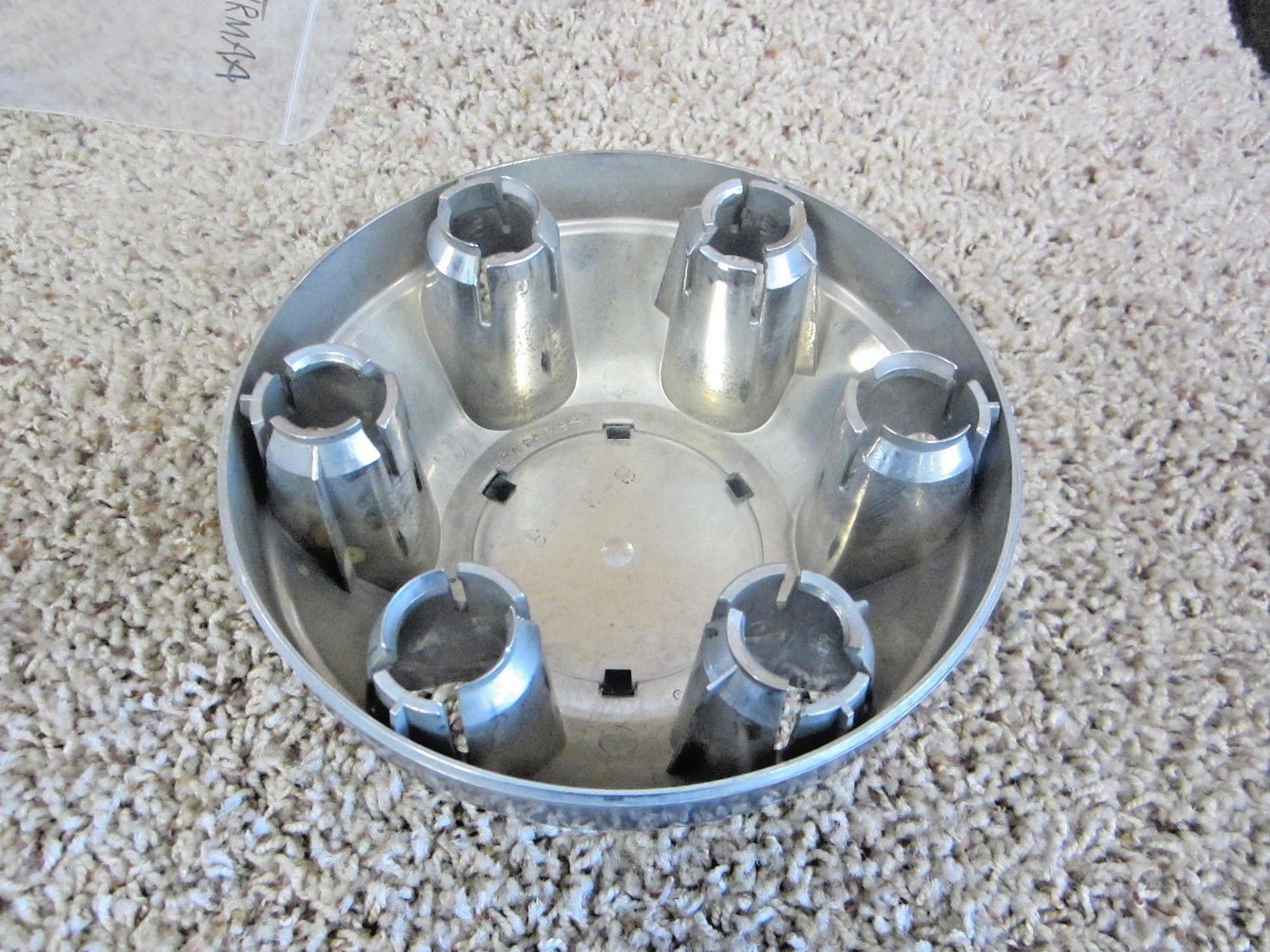 00 2004 ISUZU RODEO / AMIGO OEM CHROME CENTER CAP W / BLACK ISUZU