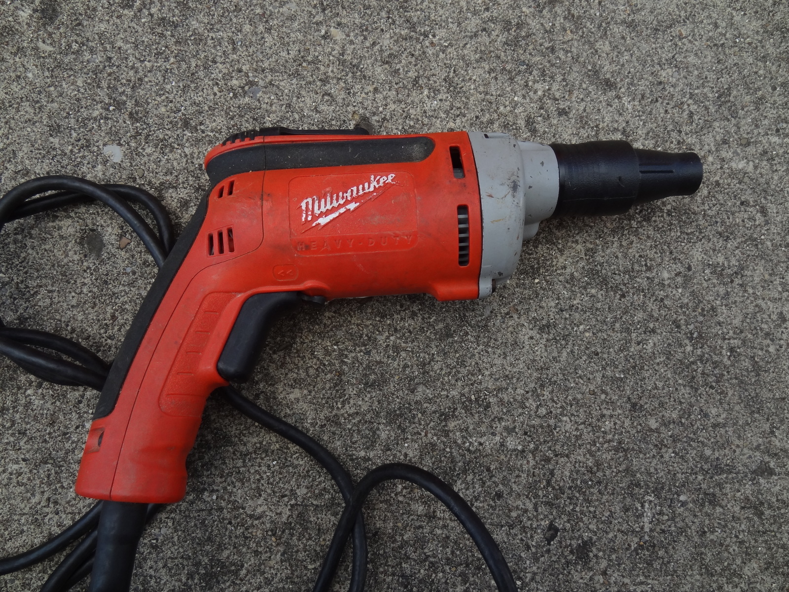 MILWAUKEE SCREW GUN DRYWALL DRILL 679020 SELF DRILL FASTENER USED