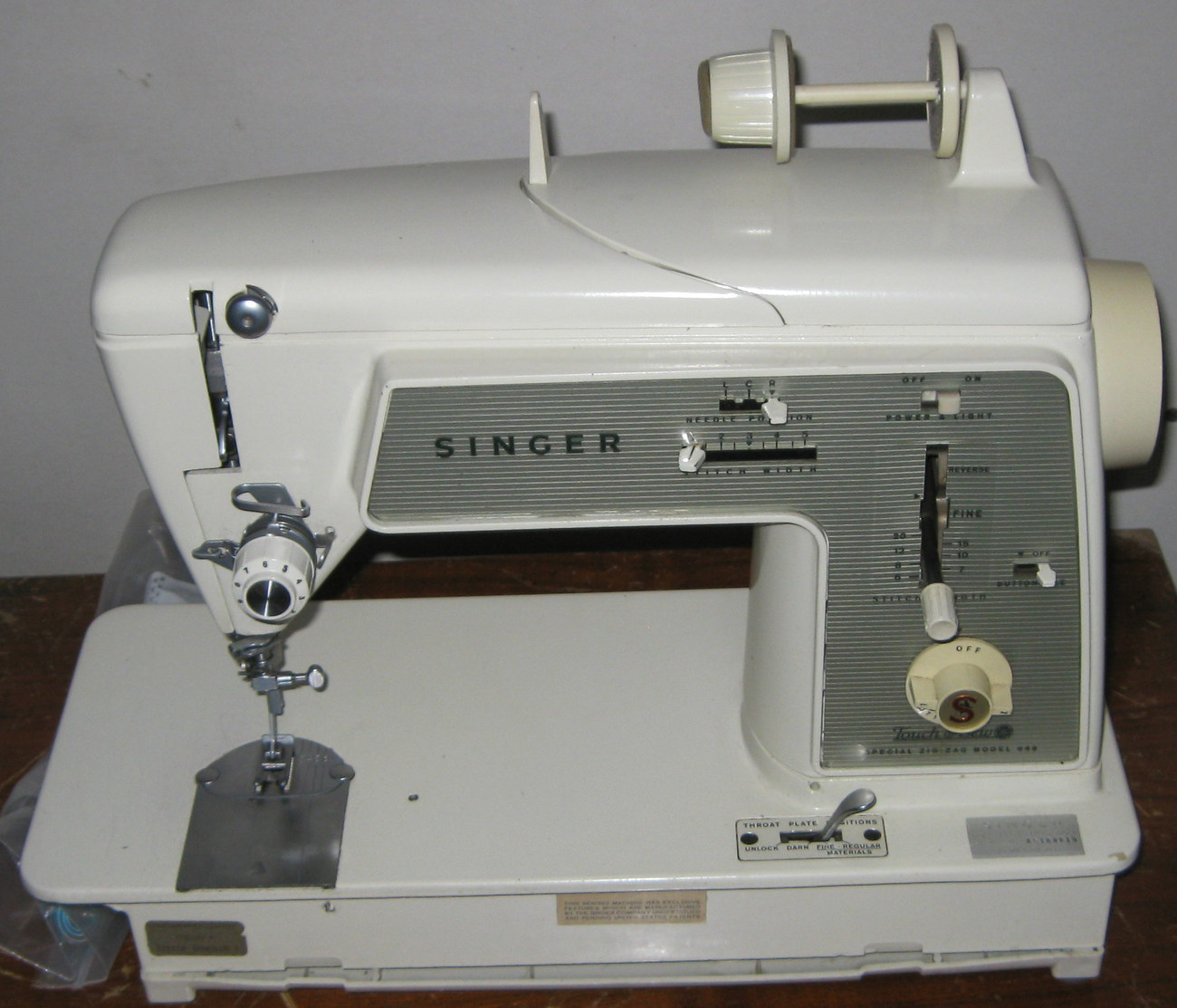 Singer Touch & Sew 648 Front Levers Needle Position & Stitch Width w