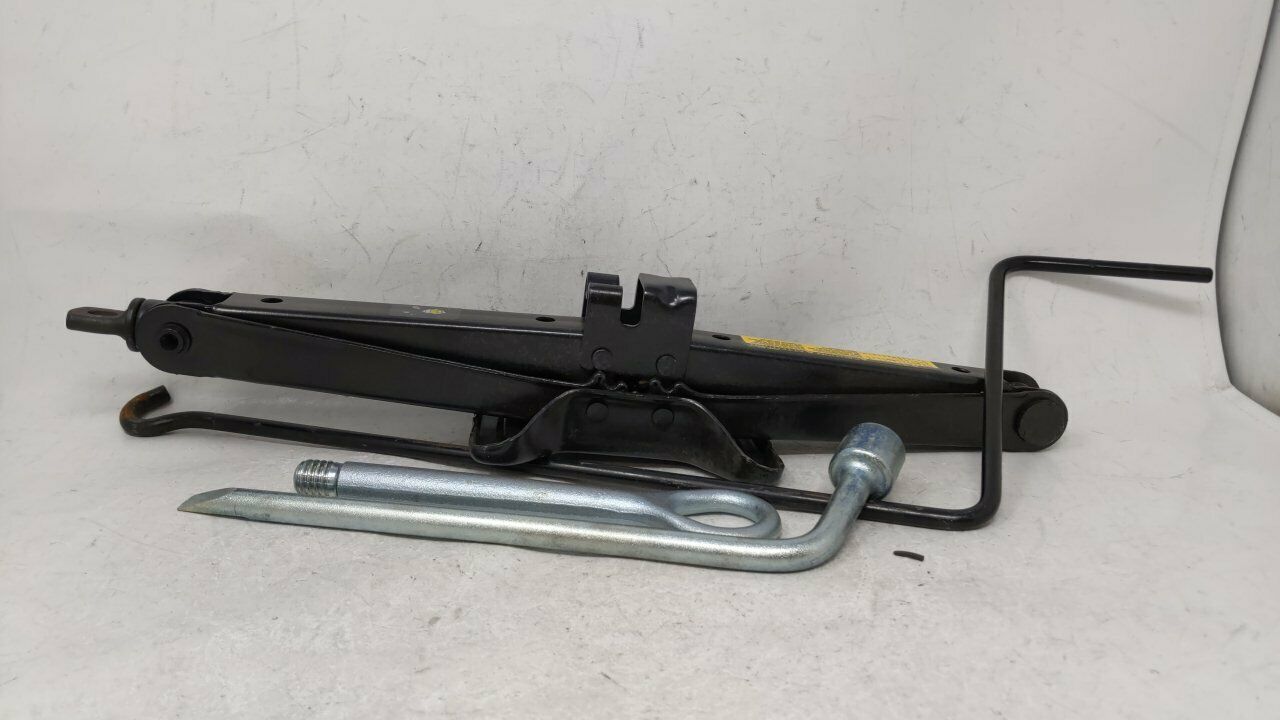 2004 Toyota Highlander Spare Scissor Car Jack 50924 - Other