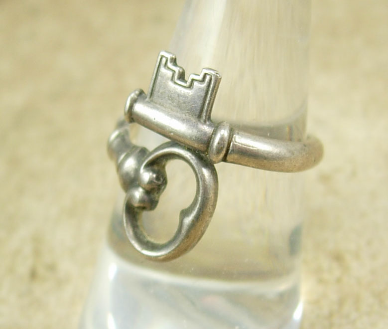 Vintage Sterling Skeleton Key ring Gothic and medieval Size 7 1/2 4.6