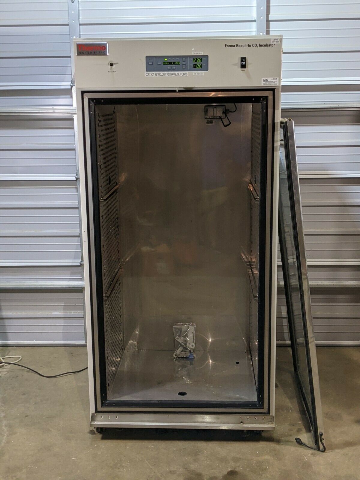 Thermo Forma ReachIn CO2 Incubator Model 3950 / DAMAGE TO GLASS DOOR